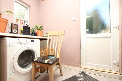 3 bedroom end of terrace house to rent, Sydney Street, Kettering NN16