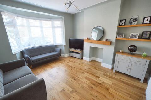 2 bedroom flat for sale, Elm Road, Leigh-On-Sea, SS9
