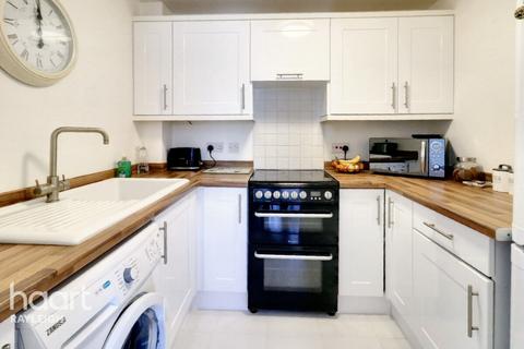 2 bedroom flat for sale, Wayletts, Leigh-on-Sea