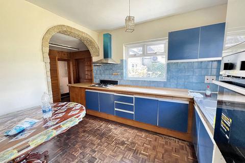 4 bedroom semi-detached house to rent, Selwyn Crescent, Welling DA16