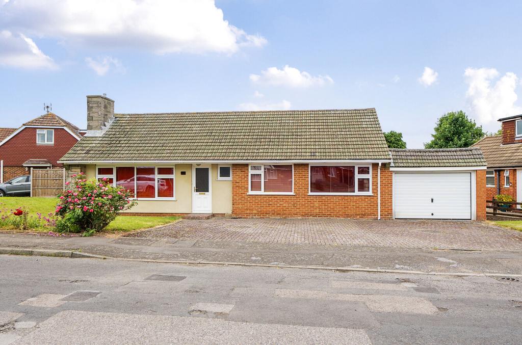 Woodside Gardens, Sittingbourne... 3 bed bungalow for sale £400,000