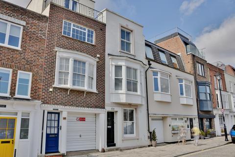 3 bedroom townhouse to rent, Old Portsmouth, Broad Street Part Furnished