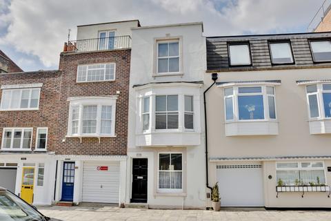 3 bedroom townhouse to rent, Old Portsmouth, Broad Street Part Furnished