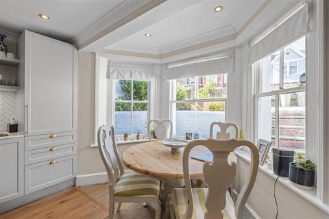 2 bedroom flat for sale, Old Devonshire Road, SW12