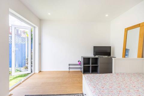 3 bedroom terraced house to rent, Garner Road, Walthamstow, London, E17