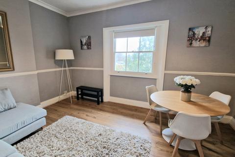 3 bedroom flat to rent, Shooters Hill Road London SE3