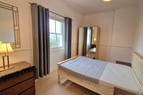 3 bedroom flat to rent, Shooters Hill Road London SE3