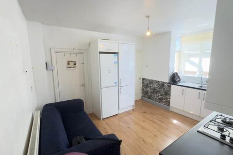 4 bedroom semi-detached house to rent, Hughenden Road, High Wycombe HP13