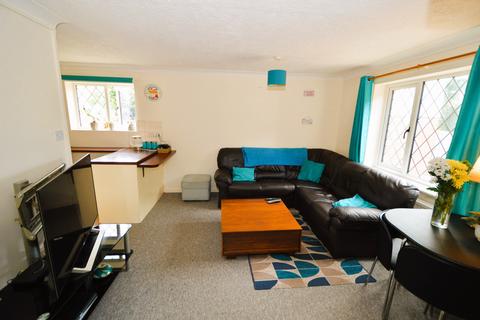 2 bedroom ground floor maisonette to rent, Hawkesworth Drive, Bagshot