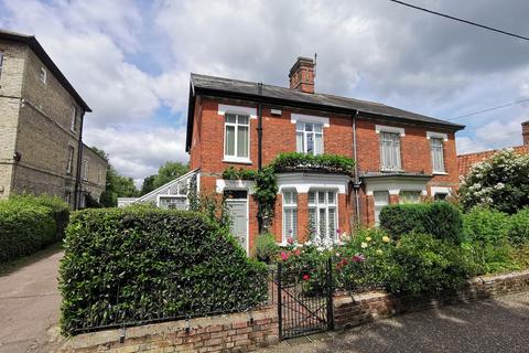 3 bedroom semi-detached house for sale, London Road, Harleston