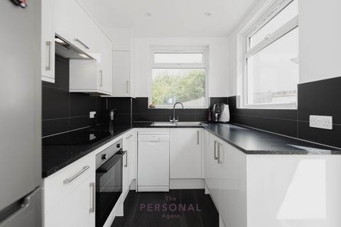 3 bedroom detached house to rent, Fairfield Way, Epsom