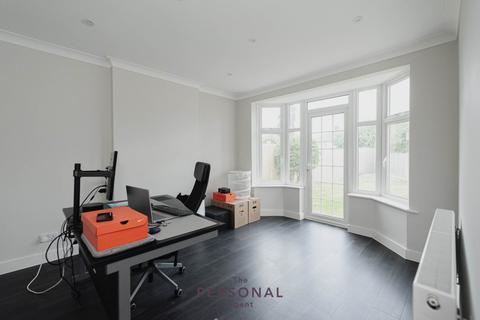 3 bedroom detached house to rent, Fairfield Way, Epsom