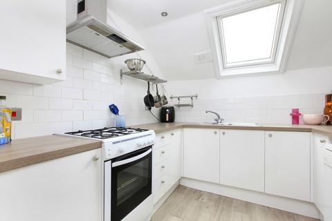 2 bedroom flat for sale, Cologne Road, London SW11