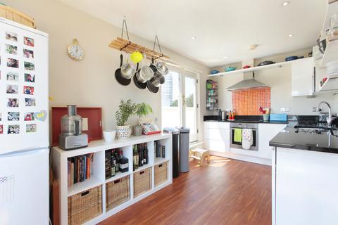 2 bedroom flat for sale, Battersea High Street, London SW11