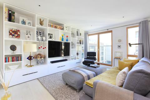 156 Wingate Square, London, SW4 0AN