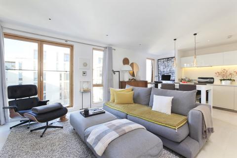 156 Wingate Square, London, SW4 0AN