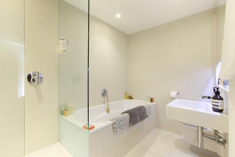 156 Wingate Square, London, SW4 0AN