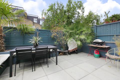 2 bedroom flat for sale, Cathles Road, London SW12