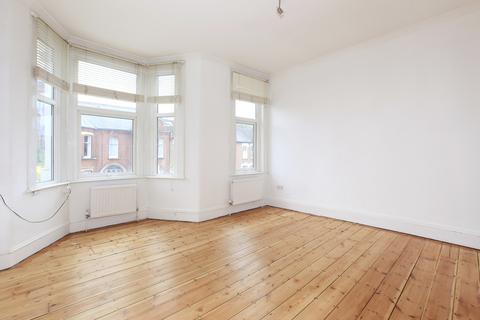 3 bedroom flat for sale, Cambray Road, London SW12