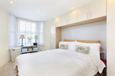 1 bedroom flat for sale, Kenilford Road, London SW12