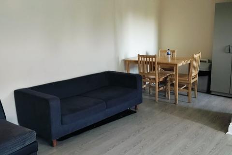 1 bedroom in a flat share to rent, Comer Crescent, Southall UB2