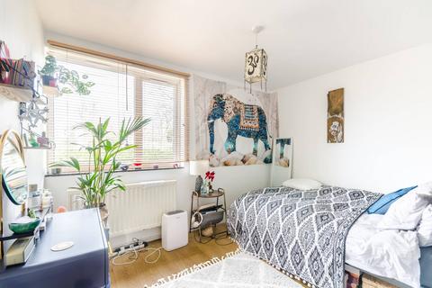 2 bedroom flat for sale, Scrutton Close, Clapham Park, London, SW12