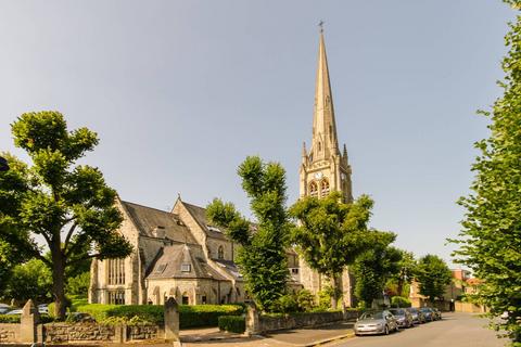 2 bedroom flat to rent, The Avenue, West Ealing, London, W13