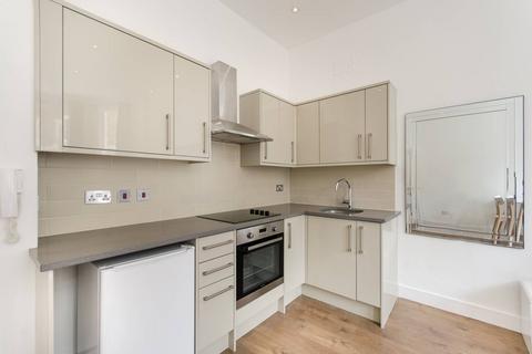 Studio to rent, Nevern Place, Earls Court, London, SW5