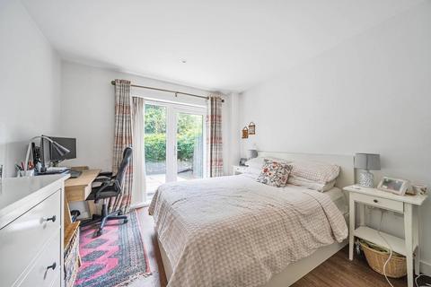 2 bedroom flat to rent, Howard Court, Stanmore, HA7