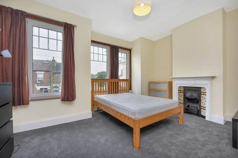 4 bedroom terraced house to rent, Clarendon Road, Colliers Wood, London, SW19