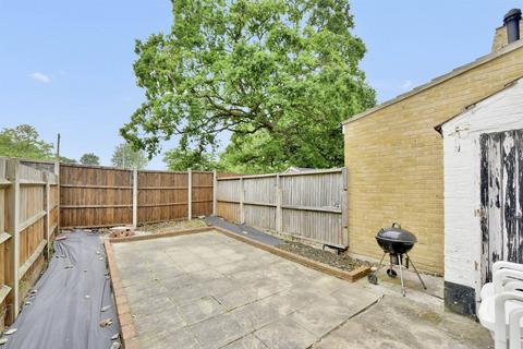 4 bedroom terraced house to rent, Clarendon Road, Colliers Wood, London, SW19