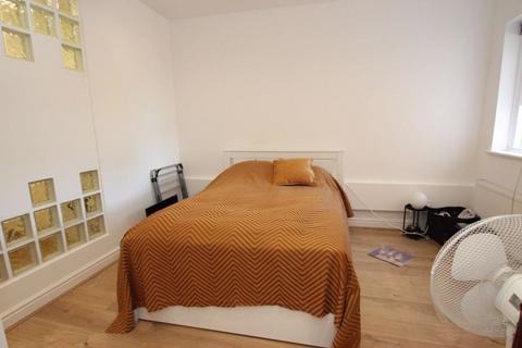 1 bedroom apartment to rent, Rosebank Gardens North, London E3