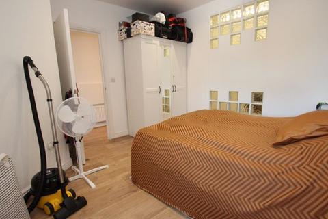 1 bedroom apartment to rent, Rosebank Gardens North, London E3