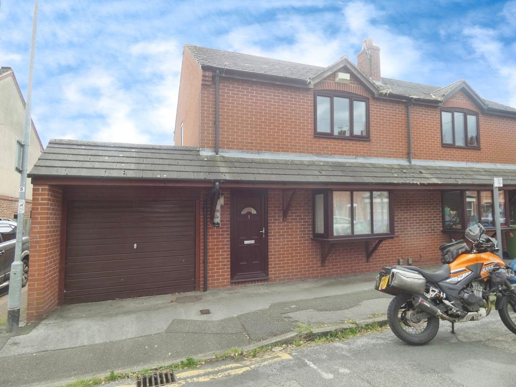 Warburton Street, Newark 2 bed semidetached house £795 pcm (£183 pw)