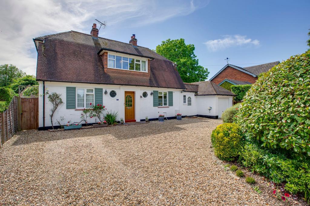 Links Road, Flackwell Heath, HP10 3 bed detached house for sale £985,000