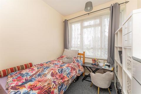 3 bedroom flat for sale, Bouvier Road, Enfield