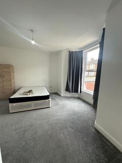 Studio to rent, Hazeldene Road, Ilford