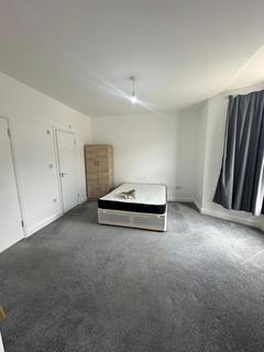 Studio to rent, Hazeldene Road, Ilford