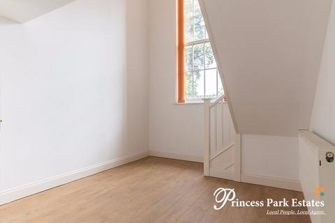 2 bedroom apartment to rent, Royal Drive , London N11