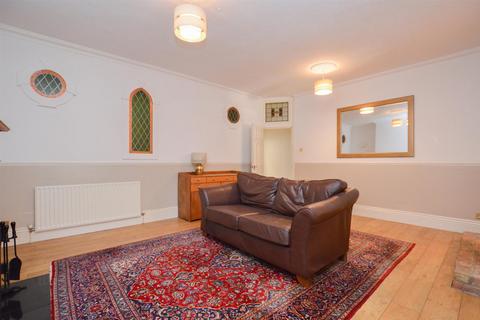 2 bedroom flat to rent, Compton Street, Eastbourne