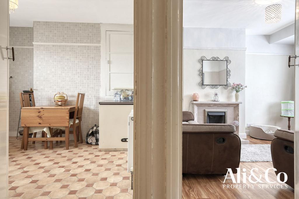 Palmerston Road, Grays 3 bed terraced house for sale £350,000