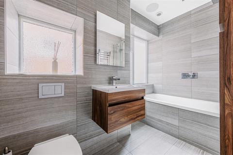 29 Bruton Way, London, W13 0BY