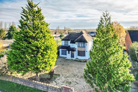 4 bedroom detached house for sale, Buckingham Road, Bletchley, Milton Keynes