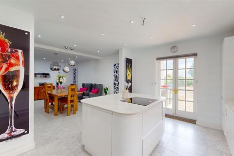 4 bedroom detached house for sale, Buckingham Road, Bletchley, Milton Keynes