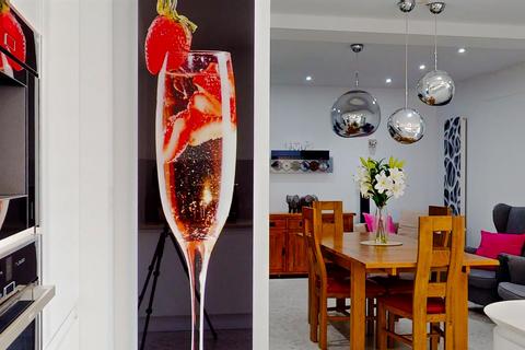 4 bedroom detached house for sale, Buckingham Road, Bletchley, Milton Keynes