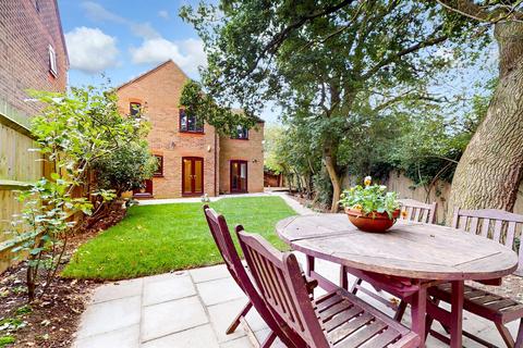 4 bedroom detached house for sale, Linceslade Grove, Loughton