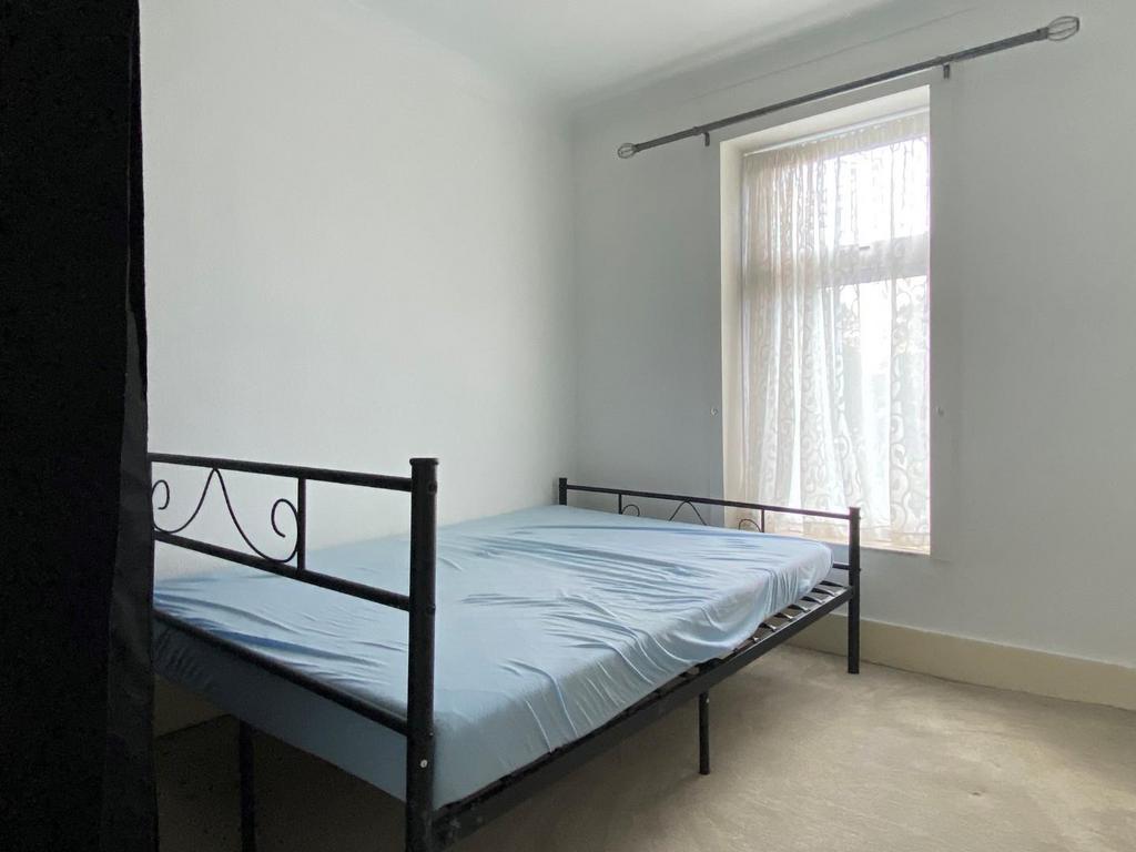 Bed2.jpg