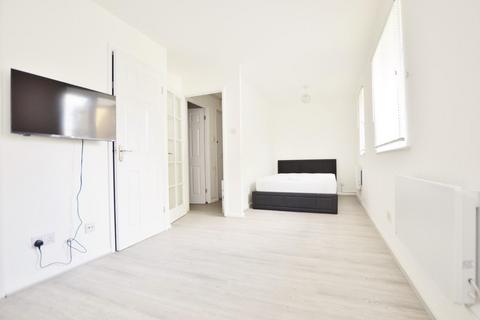 Studio to rent, Greenslade Road, Barking