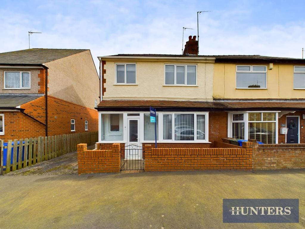Ashbourne Avenue, Bridlington 3 bed semidetached house £900 pcm (£