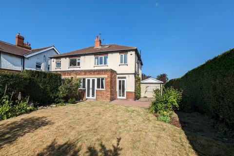 3 bedroom semi-detached house to rent, Fearnville View, Leeds